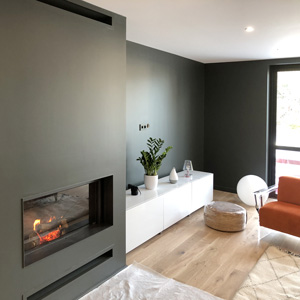 Feu dans un foyer, insert fermé dans salon